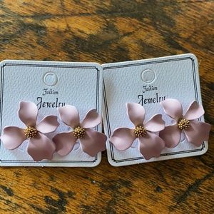 🎉Last One!🎉Matte Acrylic Mauve Floral Earrings